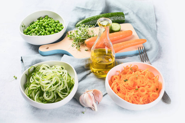 Fresh carrots, cucumbers and green peas - Foto, afbeelding