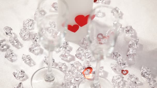バレンタインの日のテーマ。ビジュアルエフェクトの小さな心を wineglasses.close に落ちる。白の背景. - 映像、動画