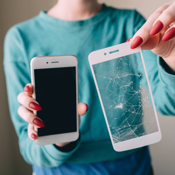 Smartphone con pantalla protege la cubierta de vidrio en las manos. Fondo blanco
 - Foto, Imagen