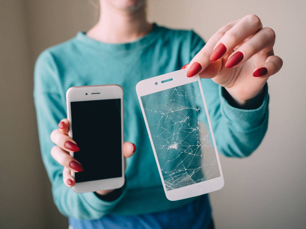 Smartphone s obrazovkou chrání krycí sklo v rukou. Bílé pozadí - Fotografie, Obrázek