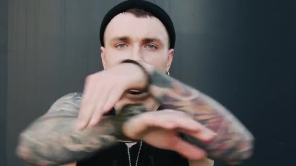 Współczesny hip hop tancerz uliczny hipster człowiek z funky urban freestyle taniec tatuaż w mieście - Materiał filmowy, wideo