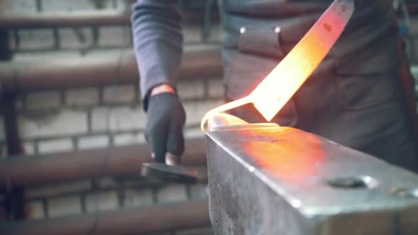 Kovář, tvarování horké oceli s kladivem v dílně - Záběry, video