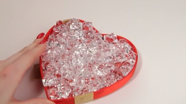 διαμάντια στο κόκκινο πλαίσιο. ΑΙΩΝΙΑ HD. στο κόκκινο κουτί με μορφή μια καρδιά .valentines ημέρα θέμα. 2 καρέ. κοντινό πλάνο. - Πλάνα, βίντεο