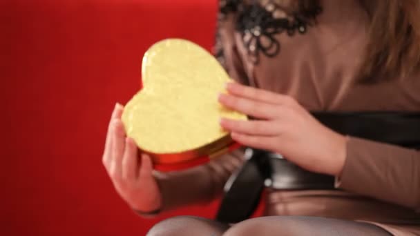 kobieta Walentynki pudełko w kształcie serca - Materiał filmowy, wideo