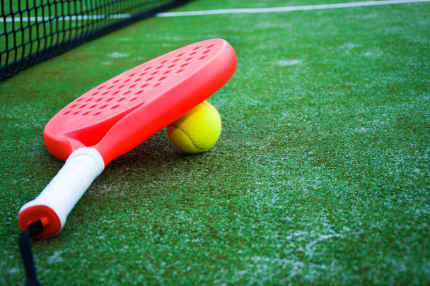 Tenis raketi, top ve net çimenlerin üzerinde kürek. Boşaltmak - Fotoğraf, Görsel