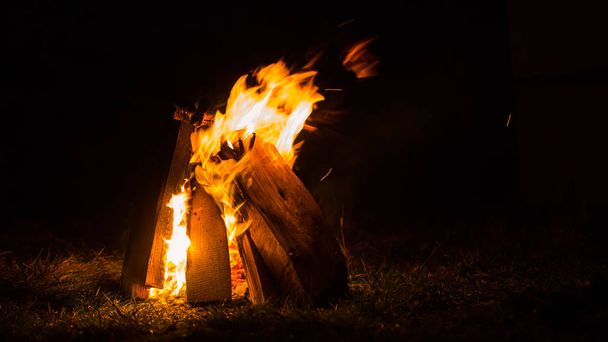 Φωτιά καίει τη νύχτα, campfire στο σκούρο νύχτας φθινόπωρο ζεστασιά - Φωτογραφία, εικόνα