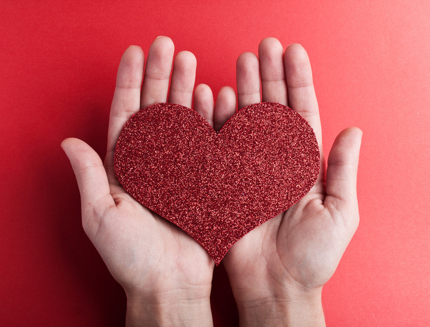 Valentine's paper heart in hands - Foto, afbeelding
