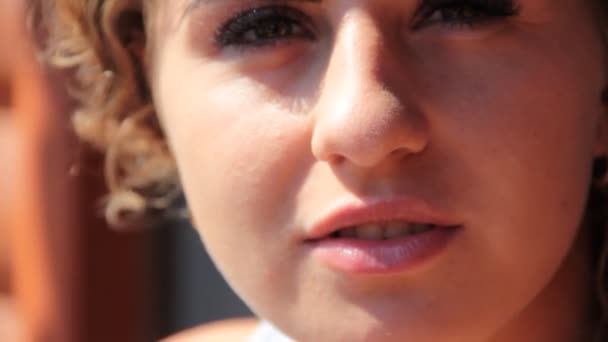 piękne dziewczyna usta uśmiechnięty palec - Materiał filmowy, wideo