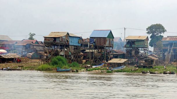 aldeia de pescadores em tonle seiva
 - Foto, Imagem