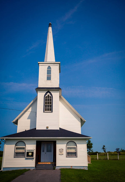 農村の白い教会と礼拝堂 - 写真・画像