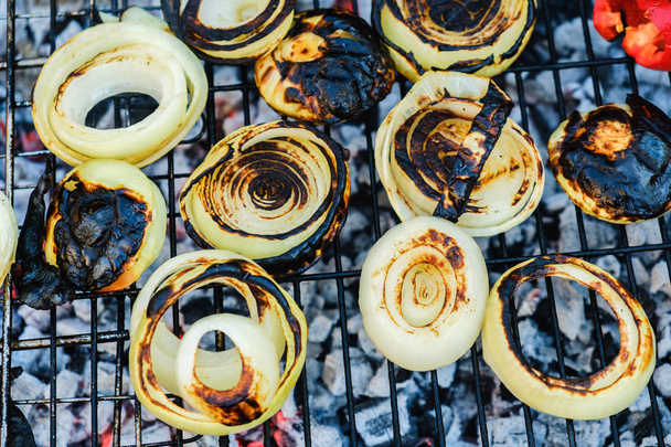 Grilled onion on a grill pan, outdoor top view - Foto, Imagen