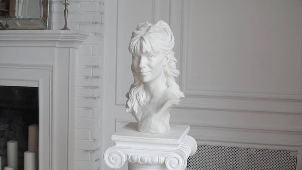 weißer Marmorkopf einer jungen Frau. Clip. Skulptur eines weiblichen Kopfes - Foto, Bild