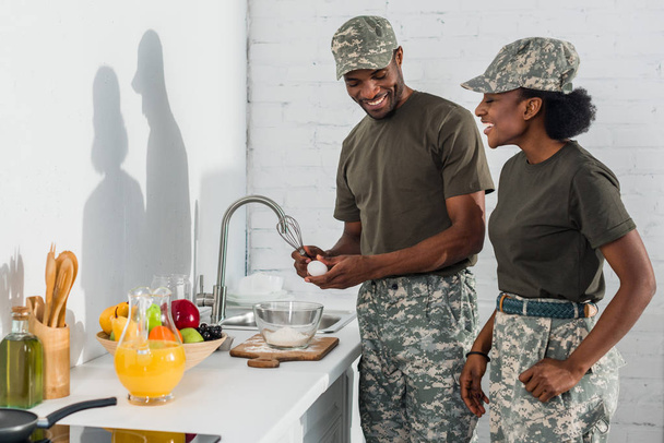 Několik vojáků společné vaření doma kuchyň - Fotografie, Obrázek