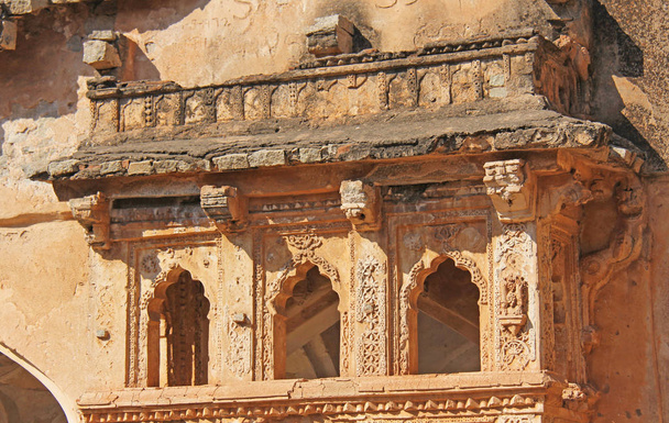 Banhos Queen em Hampi, Karnataka, Índia. Esculpir pedra fundo antigo. Património Mundial da Unesco. Varanda esculpida
. - Foto, Imagem