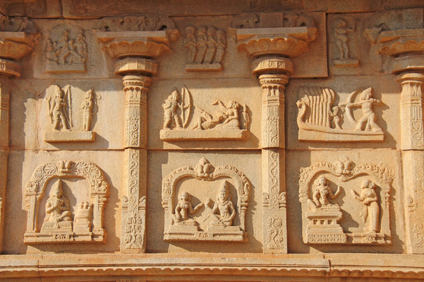 Ανάγλυφα πέτρα στους τοίχους στην Hampi ναούς. Σκάλισμα πέτρα αρχαίας φόντο. Ξυλόγλυπτες φιγούρες από πέτρα. Μνημείο παγκόσμιας κληρονομιάς της UNESCO. Επαρχεία Karnataka της Ινδίας. Πέτρα φόντο. - Φωτογραφία, εικόνα