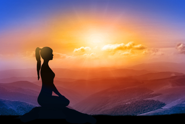 Silhouette de yoga sur la montagne sous les rayons du soleil. le soleil d'aube
 - Photo, image