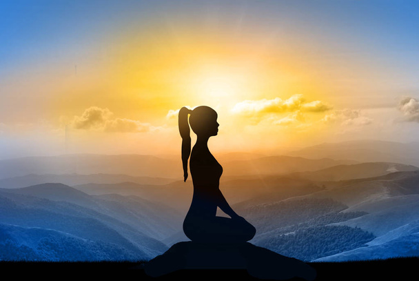 Sílhueta de ioga na montanha em raios de sol. o sol do amanhecer
 - Foto, Imagem