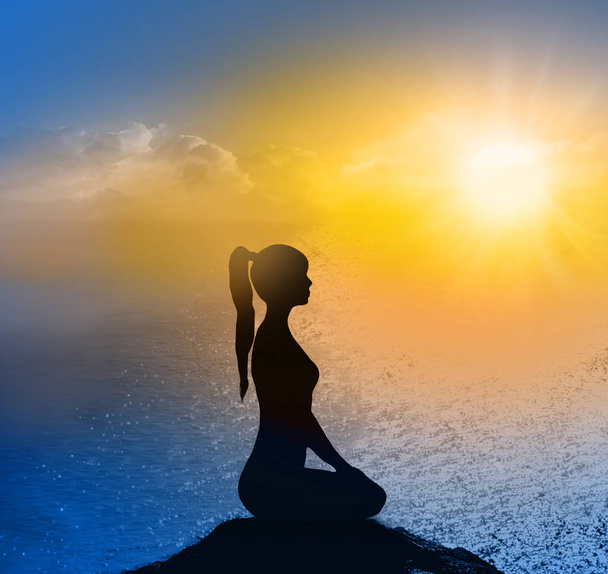 Jóga silueta na pláži v slunečních paprsků. Úsvit slunce - Fotografie, Obrázek