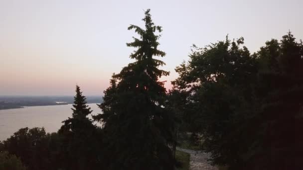 Aufstieg zum Wolgapanorama bei Sonnenaufgang. nischni nowgorod. Russland. Video. ultrahd (4k)) - Filmmaterial, Video