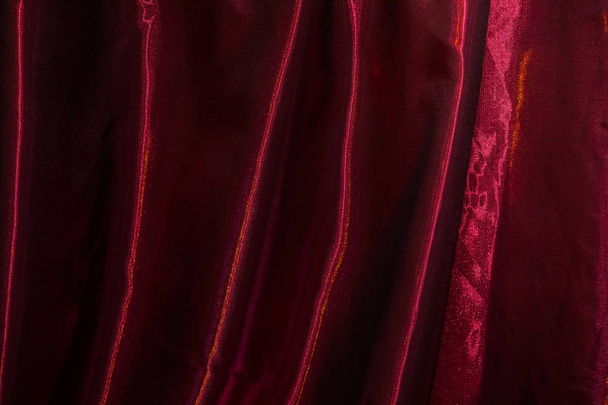 Красная шелковая ткань - Фото, изображение