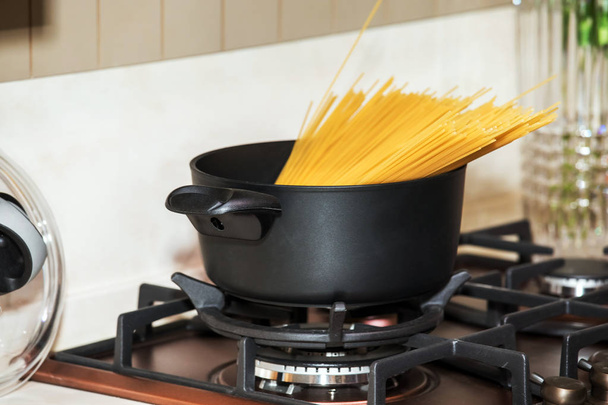 Pot met pasta - Foto, afbeelding