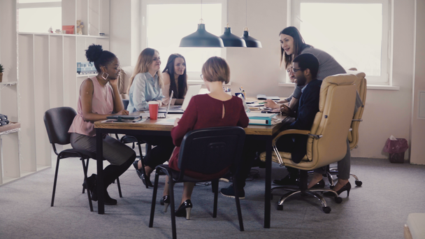 Reunião de chefia de chefe feminina feliz. Funcionários multiétnicos ouvindo instruções do gerente no coworking moderno 4K
 - Filmagem, Vídeo