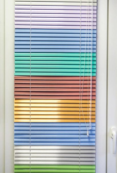 Multi-barevné záclony na okno. - Fotografie, Obrázek