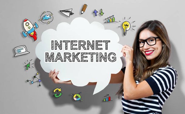 Texto de marketing en Internet con una mujer sosteniendo una burbuja del habla
 - Foto, imagen