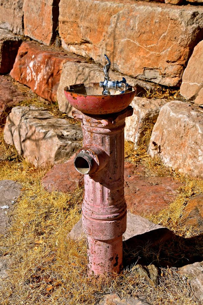 Una vieja boca de incendios se convierte en una fuente de agua potable
 - Foto, Imagen