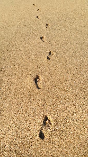 ślady stóp na piasku - Zdjęcie, obraz