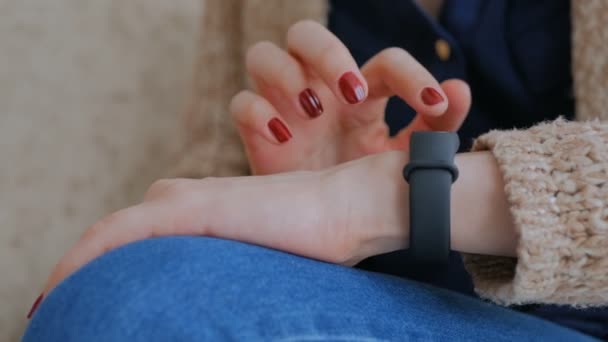 Jovem mulher usando wearable rastreador de fitness inteligente
 - Filmagem, Vídeo