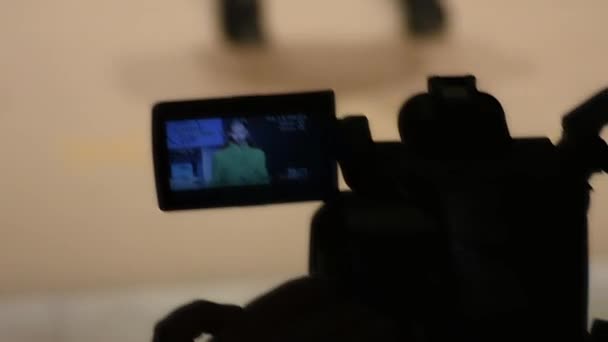 modello femminile mentre passerella mostrato in videocamera, athens, greece, 03-30-2018
 - Filmati, video