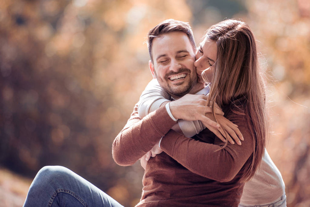 Milující pár se těší okamžiky štěstí v parku.  - Fotografie, Obrázek
