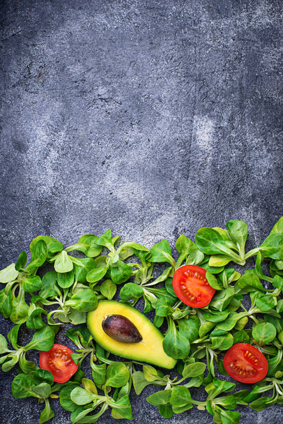 Zelené potraviny pozadí s kukuřice salátu, rajčaty a avokádem - Fotografie, Obrázek