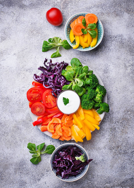 Gezonde salade van regenboog groenten   - Foto, afbeelding