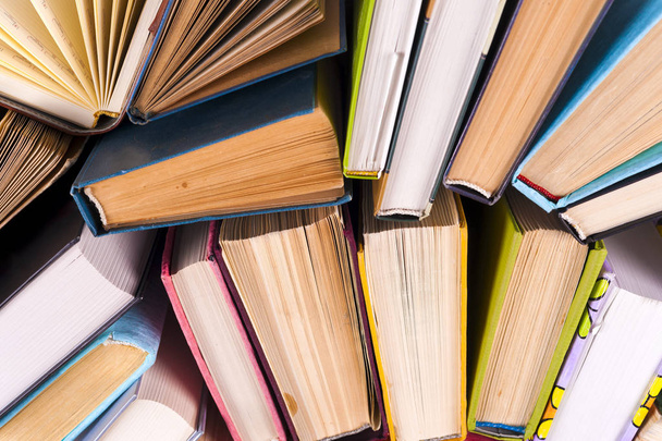 Ανοικτό βιβλίο, hardback βιβλία σε φωτεινό πολύχρωμο φόντο. - Φωτογραφία, εικόνα