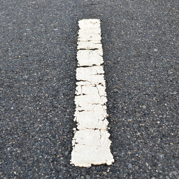 Textura de asfalto con franja blanca
 - Foto, Imagen