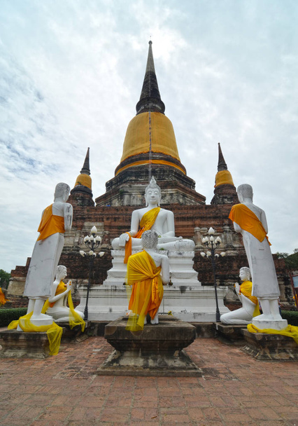 Buddha-szobrok a templom wat yai chai mongkol Ayutthaya közeli bangkok, Thaiföld - Fotó, kép