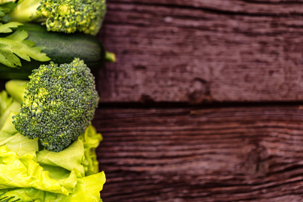 Healthy diet of edible green vegetables and herbs - Foto, imagen
