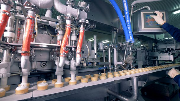 Processo de produção de sorvete de controle do trabalhador em um transportador de fábrica
. - Filmagem, Vídeo