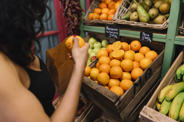 γυναίκα αγοράζοντας τα πορτοκάλια σε σούπερ μάρκετ - Φωτογραφία, εικόνα