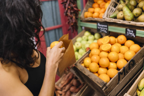 konieczności zakupu pomarańcze na rynku super Kobieta - Zdjęcie, obraz