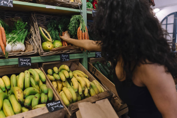 donna che compra carote nel supermercato
 - Foto, immagini