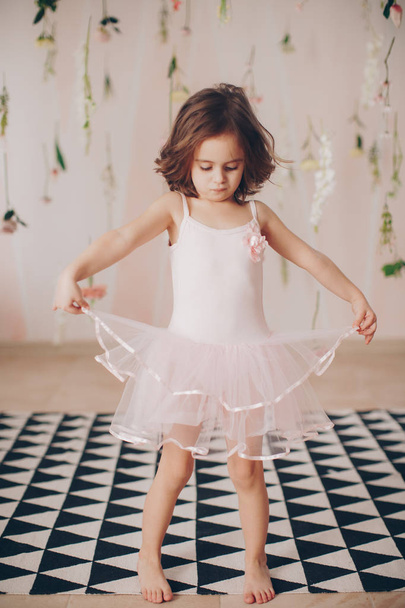 niedliches kleines Mädchen im Kleid zu Hause, glückliche Kindheit Konzept  - Foto, Bild