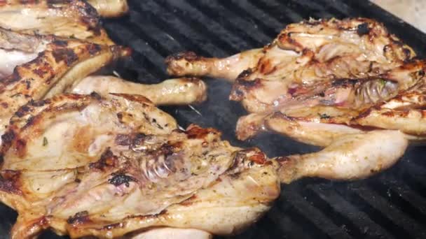 Grillezett csirkemell combok a lángoló grillsütőn. - Felvétel, videó
