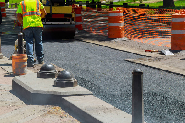 Pracownika pracy podczas budowy dróg naprawy prace układarka asfaltu - Zdjęcie, obraz