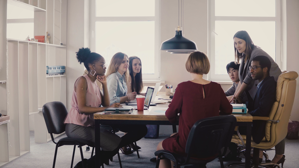 満足女性ビジネス コーチは、従業員へのガイドを与えます。4 k の会事務所板でテーブルによって民族のチームワーク. - 映像、動画