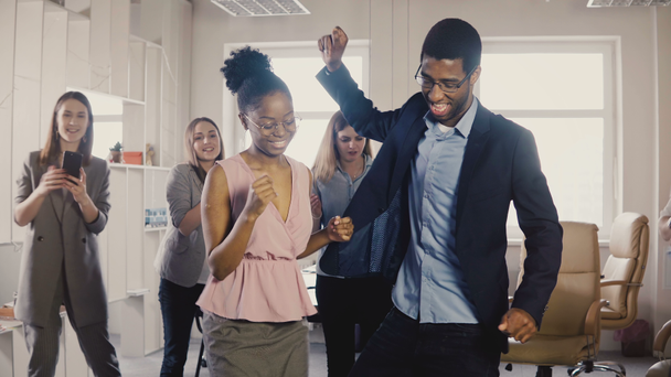 Dos amigos afroamericanos haciendo movimientos de baile juntos en la fiesta de oficina. Los empresarios multiétnicos se divierten en el trabajo 4K
 - Imágenes, Vídeo