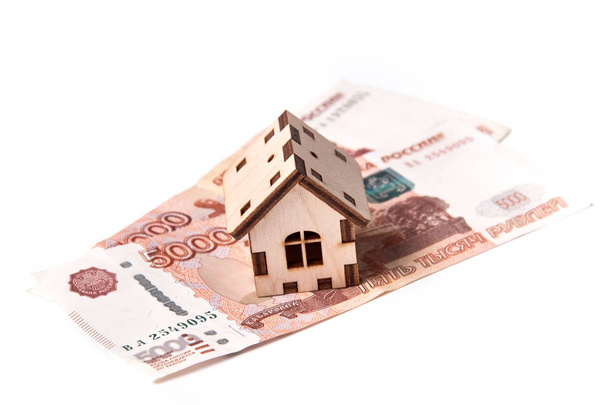 Russische roebel bankbiljetten onder huis. / Munteenheid, Te koop, Huis, Hypotheek Document, Verhuishuis - Foto, afbeelding