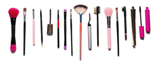 conjunto de diferentes cepillos cosméticos sobre fondo blanco - Foto, Imagen